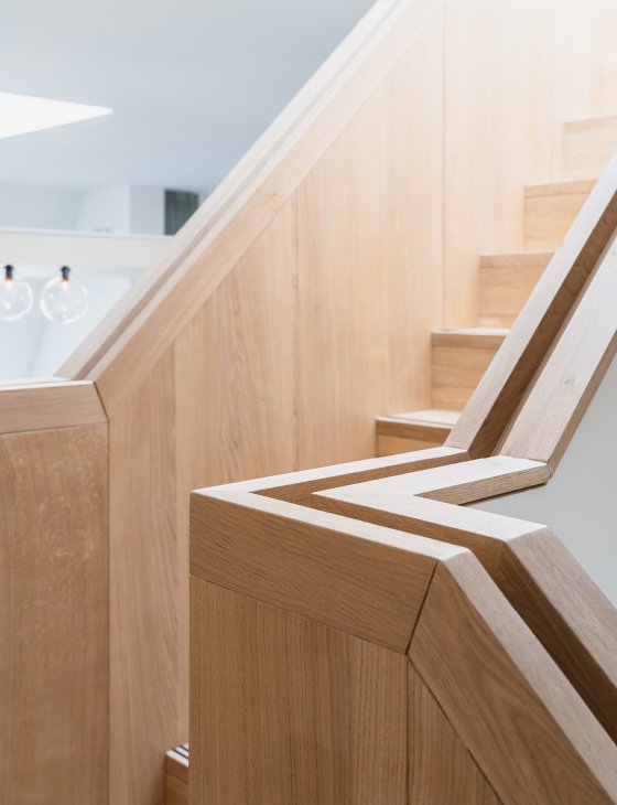 Handlaufdetail an maßgefertigter Treppe aus Eichenholz von Bonauer Bölling Architekten